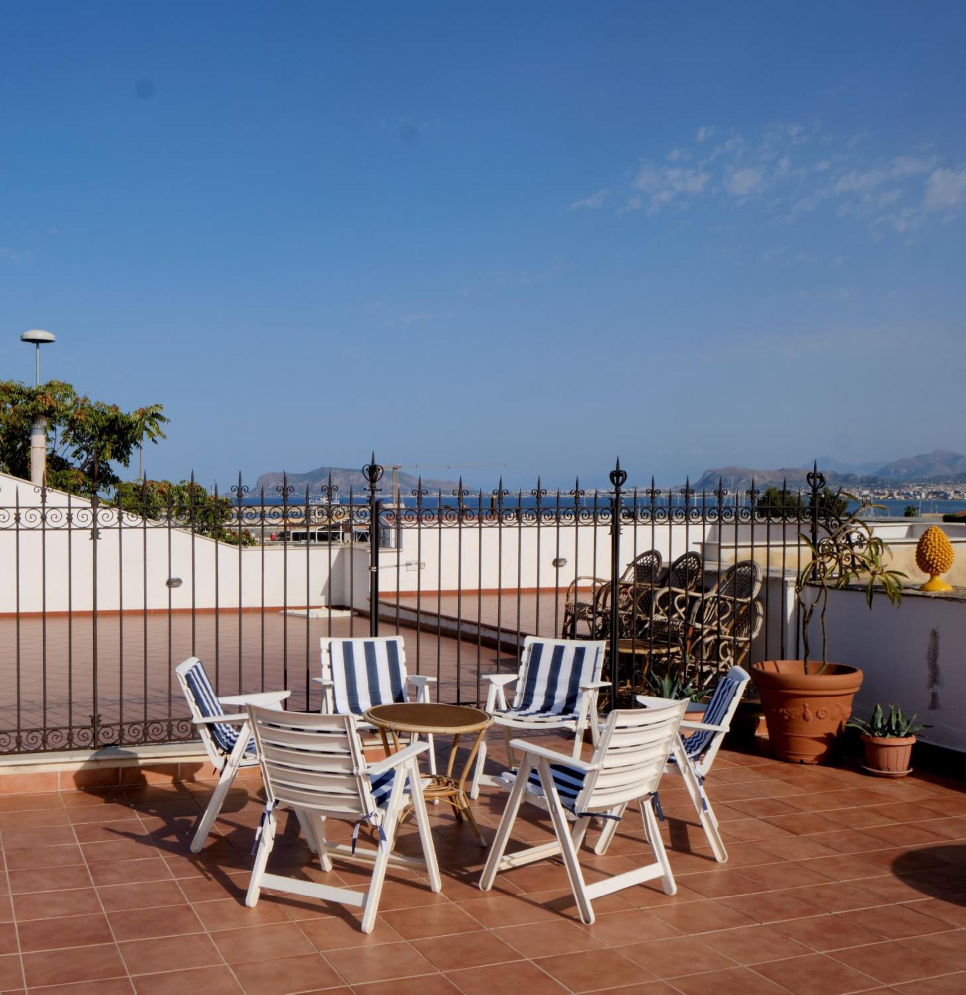 Attico Con Terrazza Sul Porto Apartment Palermo Bagian luar foto
